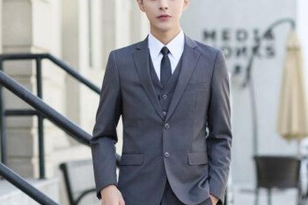 男生去面试怎么着装好;男生正装最忌三种颜色