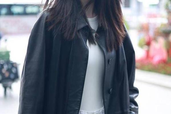 女生机场穿搭;机场工作人员穿什么衣服
