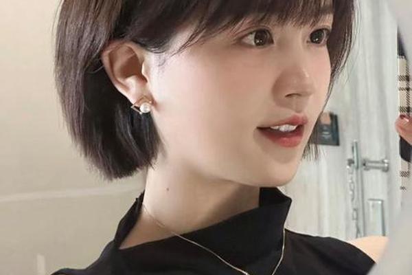 圆脸适合的发型2025流行发型_40岁一50岁女人短发发型