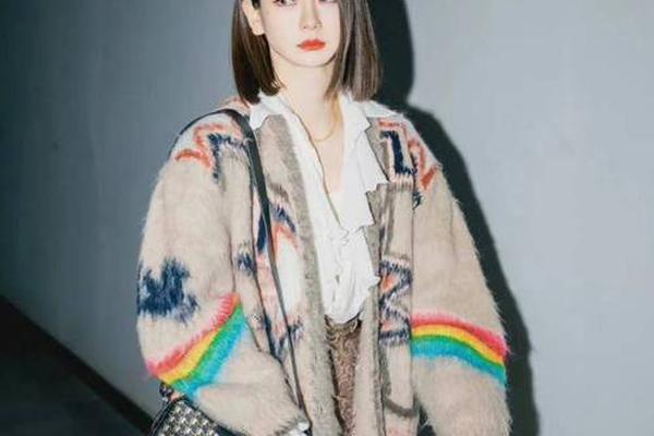 穿衣搭配图片女生短发_短发穿什么风格的衣服