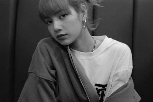 明星机场穿搭图片灰色卫衣女(灰色大衣搭配卫衣图片)