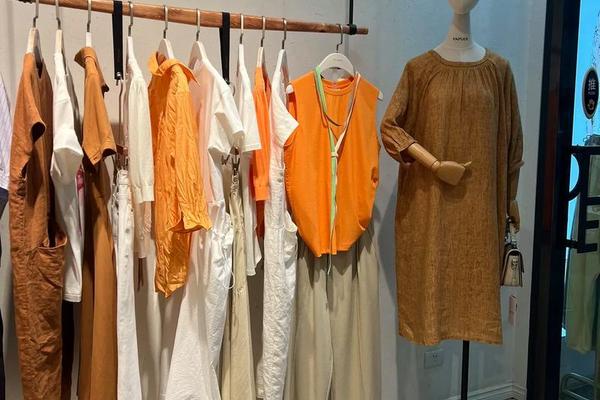 女装店怎么陈列好看一点的;服装店摆放陈列图片女装