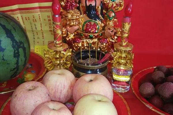 财神供桌上的供品摆放图 供财神的桌子图片