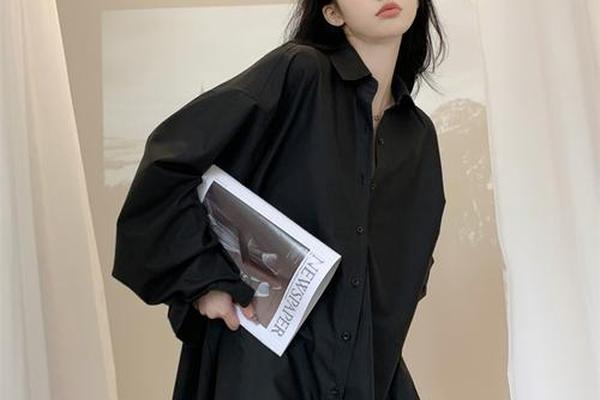 女生黑色衬衫10种穿法图片_女士黑色衬衣搭配