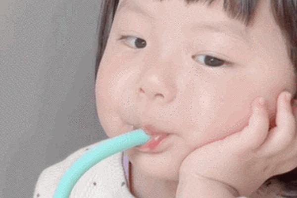 圆脸小女孩表情包 可爱的女孩表情包图片 圆脸小女孩表情包 可爱的女孩表情包图片