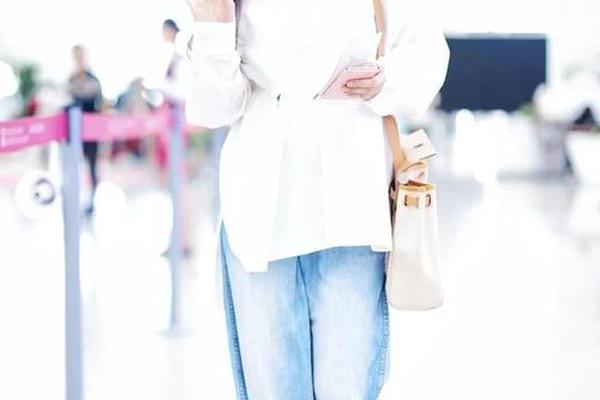 明星初夏穿搭街拍(女明星夏季日常穿搭图片)