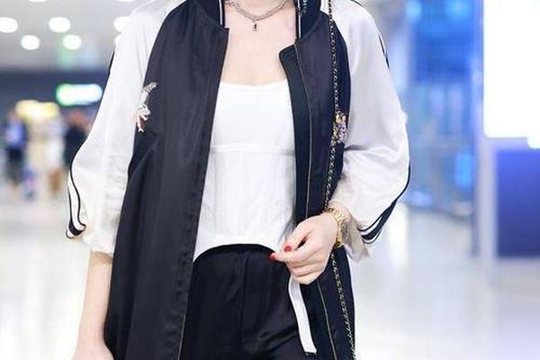 最新女明星机场穿搭夏-戚薇机场街拍最新穿搭