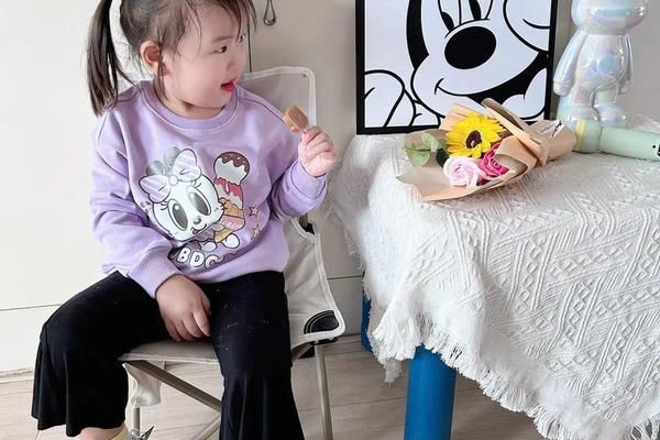 幼儿穿衣的图片 幼儿穿鞋子图片