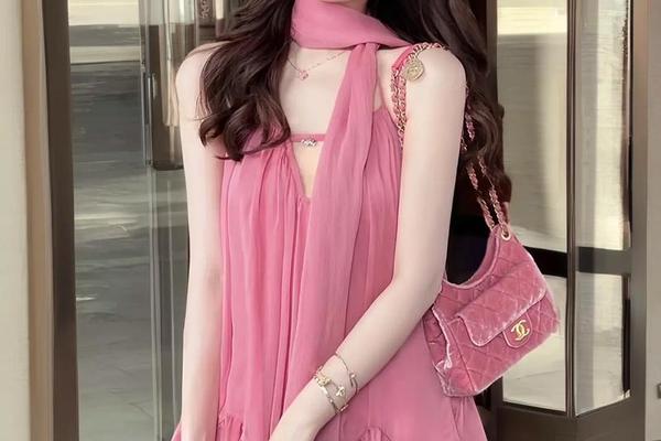 女孩子约会穿什么衣服什么颜色好_肤色偏黑的人适合穿什么颜色