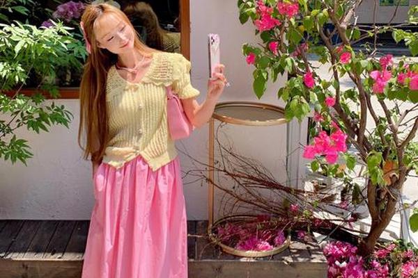黄色配粉色衣服好看吗;粉色衣服搭配什么颜色围巾