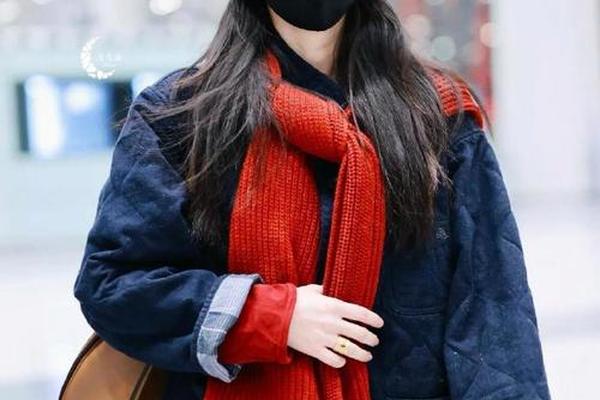 女星冬天机场穿搭图片 女明星机场冬季方格裤图片