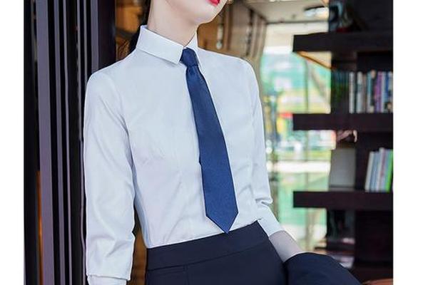 公务员穿正装上班、公务员必须穿西装吗