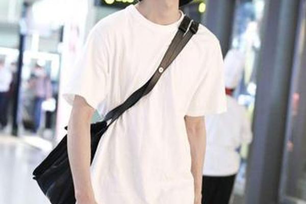男明星夏季穿着搭配、男明星夏季短袖照片大全