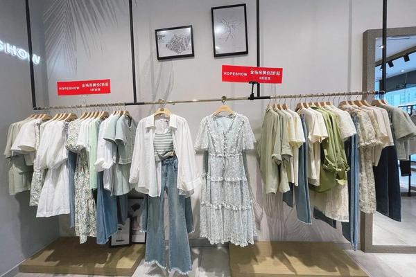 女装陈列造型;女装店陈列效果图片
