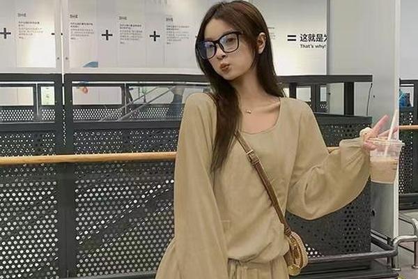 去约会穿裙子好看还是裤子好看、女生穿裙子出来约会什么意思