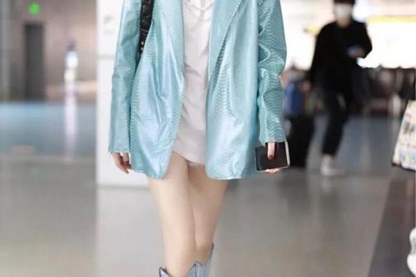 最新明星机场穿搭视频_戚薇机场街拍最新穿搭