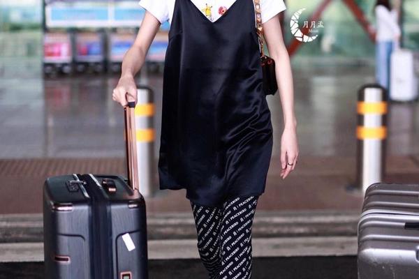 女明星夏季机场穿搭解说;刘雯机场穿搭图片