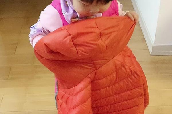 幼儿园教宝宝穿衣视频(幼儿穿衣服视频教程)