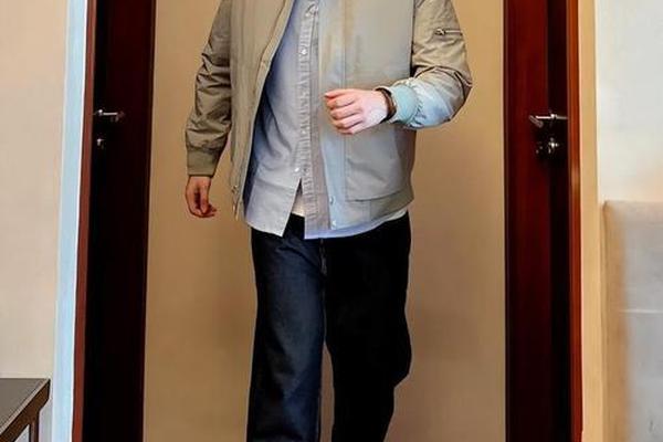 五十岁男人衣服搭配技巧视频教程,五十岁左右男人穿搭