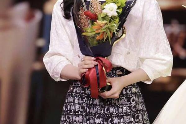 明星穿衣风格搭配_明星服饰搭配图片大全