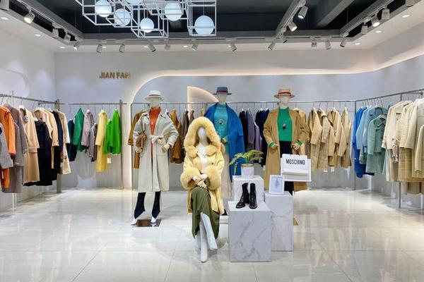 女装店陈列图片春款大衣图-秋款女装陈列图片欣赏