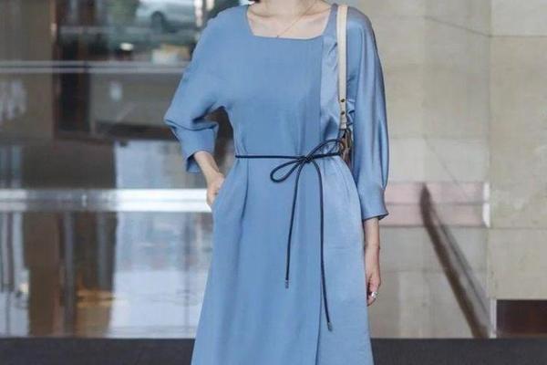 50岁穿什么色的衣服好看、50岁穿浅蓝色好看吗