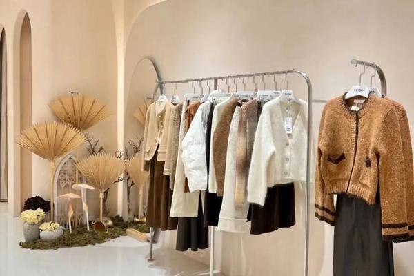 女装店陈列图片春款大衣;女装店陈列效果图片