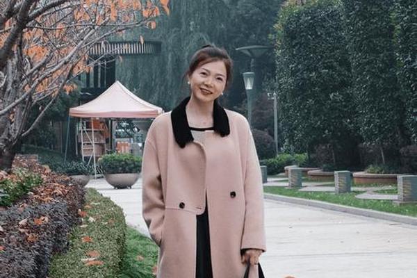 50岁秋天穿什么衣服好看女-50岁的女人怎么穿衣服好看