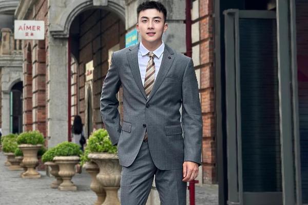 正装照片 男士衬衫、什么是正装男士图片