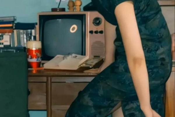 80年代流行服装图片;80年代女人穿衣打扮