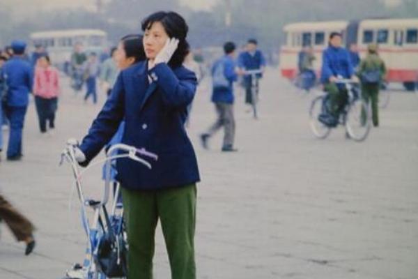 80年代都穿什么(80年代记者穿什么衣服)