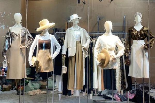 女装陈列图片欣赏 摆放 女装墙面陈列图片欣赏