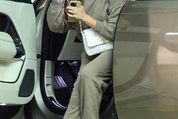 欧美明星背包街拍_女星包包机场街拍最新