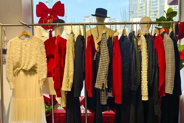 女装店陈列图片春款大衣;女装店陈列效果图片