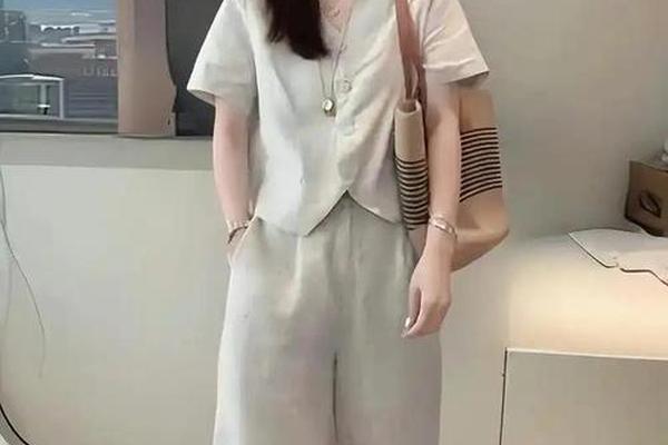 圆脸女生穿衣搭配技巧—圆脸怎么穿衣搭配