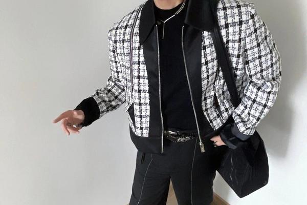 小香风外套怎么搭配最好看男生 小香风外套搭配什么裤子