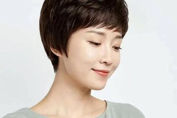 五十岁适合什么颜色头发(50岁染什么颜色头发好看)