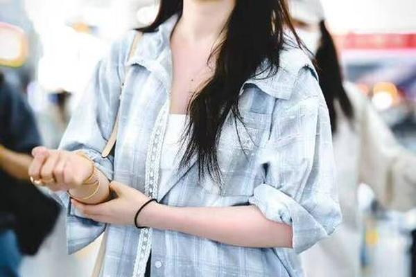 明星夏日机场穿搭图片;女明星职业装穿搭