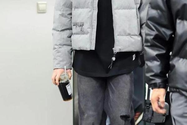 夏装明星穿搭男—男明星羽绒服穿搭