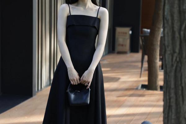 约会时穿什么颜色衣服、约会穿黑色衣服可以吗