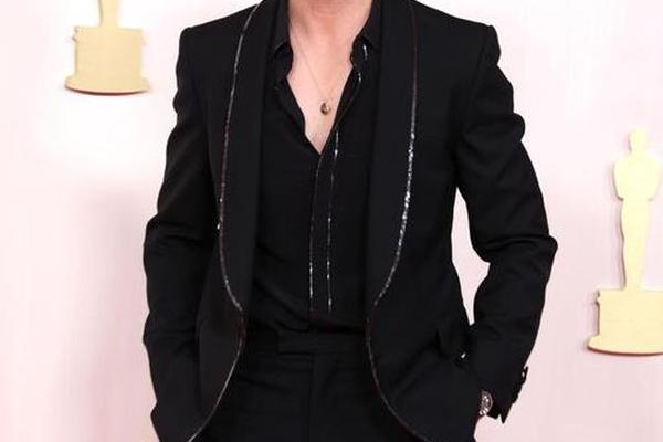 欧美男明星西装;欧美男士西装搭配