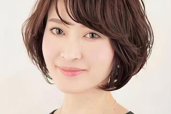 圆脸适合的发型2025流行发型_40岁一50岁女人短发发型
