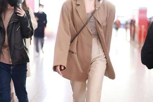 夏季明星衣服搭配图片大全女_明星服装搭配图片女