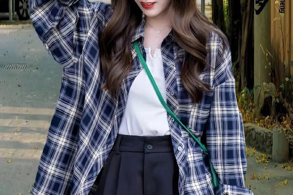衬衫的穿法多种造型女图片-格子衬衫时尚穿法图片