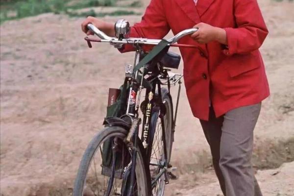 80年代穿衣服风格特点—80年代的时髦打扮