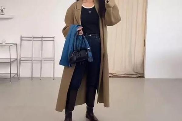 咖色休闲西服的搭配 上身深咖色下身最佳搭配