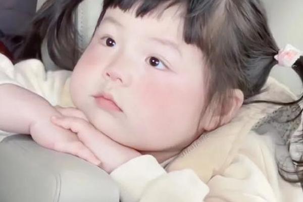 圆脸小女孩表情包 可爱的女孩表情包图片 圆脸小女孩表情包 可爱的女孩表情包图片