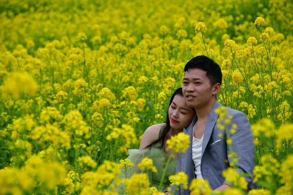 春天约会图片、春暖花开踏青唯美图片