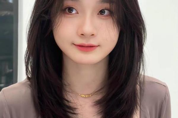 圆脸女生适合什么衣服搭配图片_脸大女生适合什么发型
