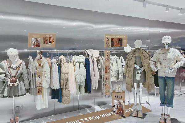 服装店展台陈列、服装展示台陈列图片大全